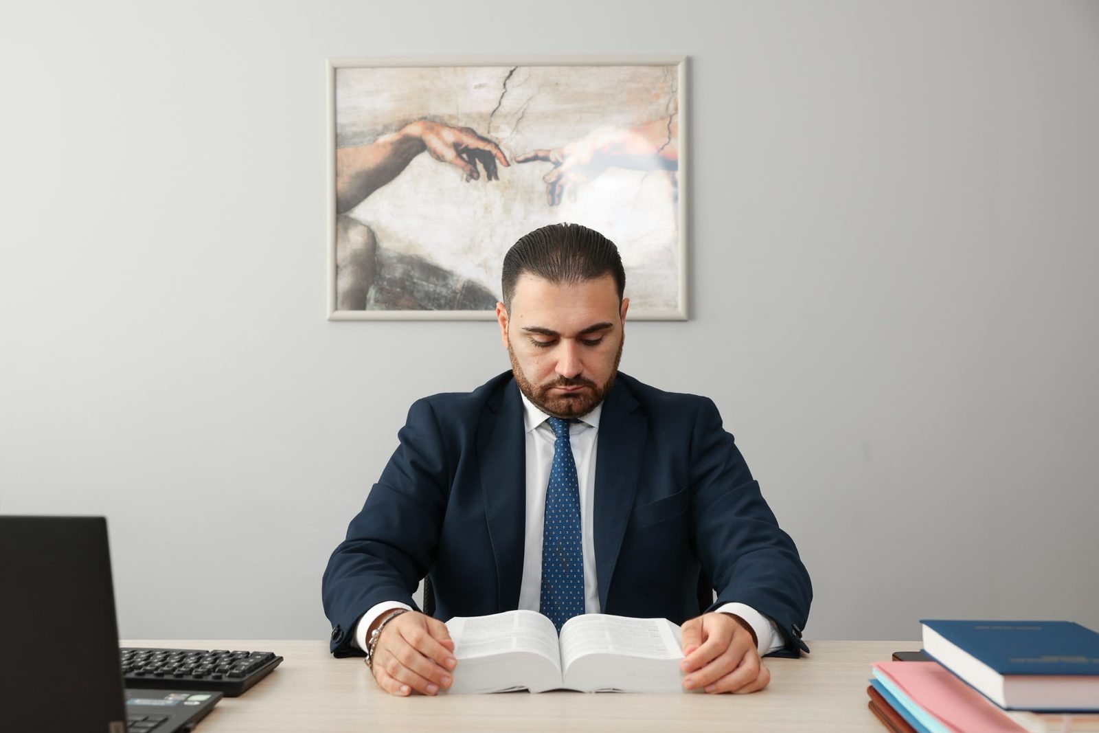 L’Avvocato Lorenzo Forlano alla scrivania, intento alla lettura di un codice